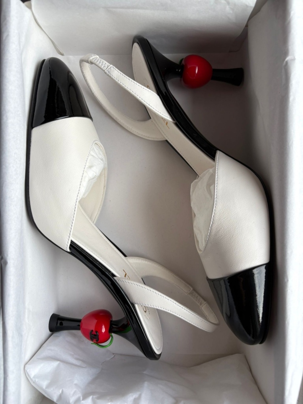 CHANEL Metiers D’art 26A Apple Slingback Heels 38 Rare NYC Metiers Dart